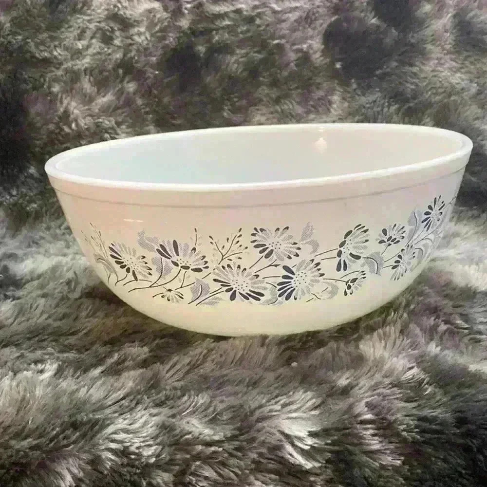 Vintage Pyrex #404, 4 litre Colonial Mist Blue Mist bowl white with blue flowers - Picture 9 of 16
